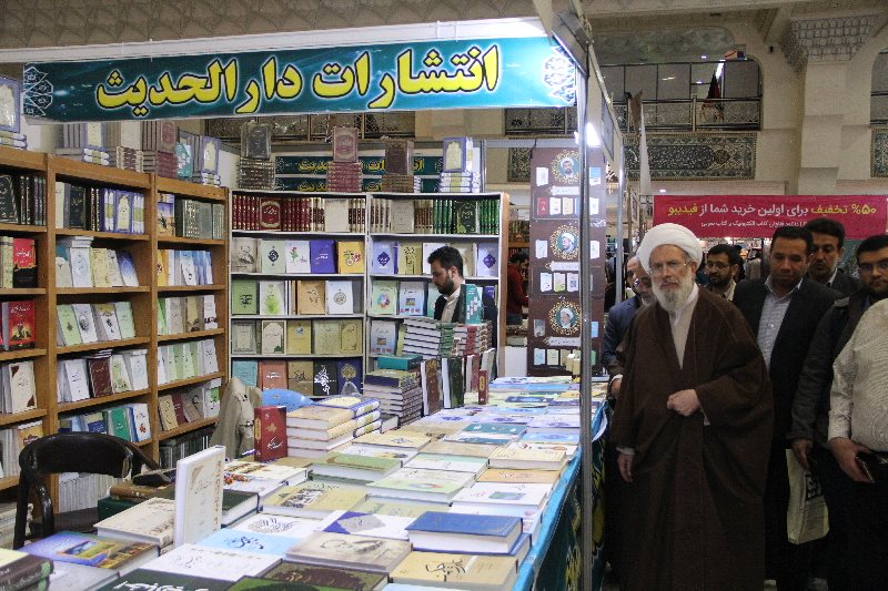 بازدید مرحوم آیت الله ری شهری از نمایشگاه کتاب تهران،‌سال 1396